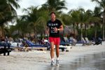 Curacao 2 januari 2009
Gerard Joling hard aan het lopen op Curacao. Hij loopt elke dag 10 km om fit te blijven.
Peter Smulders bv