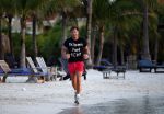 Curacao 2 januari 2009
Gerard Joling hard aan het lopen op Curacao. Hij loopt elke dag 10 km om fit te blijven.
Peter Smulders bv