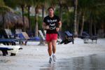 Curacao 2 januari 2009
Gerard Joling hard aan het lopen op Curacao. Hij loopt elke dag 10 km om fit te blijven.
Peter Smulders bv