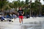Curacao 2 januari 2009
Gerard Joling hard aan het lopen op Curacao. Hij loopt elke dag 10 km om fit te blijven.
Peter Smulders bv