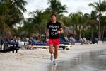 Curacao 2 januari 2009
Gerard Joling hard aan het lopen op Curacao. Hij loopt elke dag 10 km om fit te blijven.
Peter Smulders bv