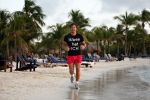 Curacao 2 januari 2009
Gerard Joling hard aan het lopen op Curacao. Hij loopt elke dag 10 km om fit te blijven.
Peter Smulders bv