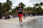 Curacao 2 januari 2009
Gerard Joling hard aan het lopen op Curacao. Hij loopt elke dag 10 km om fit te blijven.
Peter Smulders bv