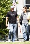 Amsterdam 22 juli 2008
Gerard Joling met petje en T-shirt geniet van het zonnetje en voetbalt met 2 jongetjes.