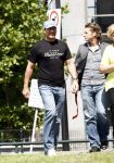 Amsterdam 22 juli 2008
Gerard Joling met petje en T-shirt geniet van het zonnetje en voetbalt met 2 jongetjes.