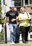 Amsterdam 22 juli 2008
Gerard Joling met petje en T-shirt geniet van het zonnetje en voetbalt met 2 jongetjes.