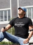 Amsterdam 22 juli 2008
Gerard Joling met petje en T-shirt geniet van het zonnetje en voetbalt met 2 jongetjes.