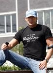 Amsterdam 22 juli 2008
Gerard Joling met petje en T-shirt geniet van het zonnetje en voetbalt met 2 jongetjes.