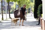 Amsterdam 10 mei 2008
Gijs Staverman met zijn hond in BMW cabrio en wandelend op straat met honden kussen