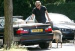 Amsterdam 10 mei 2008
Gijs Staverman met zijn hond in BMW cabrio en wandelend op straat met honden kussen
