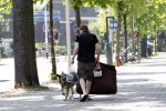 Amsterdam 10 mei 2008
Gijs Staverman met zijn hond in BMW cabrio en wandelend op straat met honden kussen