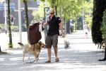 Amsterdam 10 mei 2008
Gijs Staverman met zijn hond in BMW cabrio en wandelend op straat met honden kussen