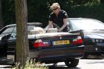 Amsterdam 10 mei 2008
Gijs Staverman met zijn hond in BMW cabrio en wandelend op straat met honden kussen