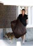 Amsterdam 10 mei 2008
Gijs Staverman met zijn hond in BMW cabrio en wandelend op straat met honden kussen