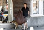 Amsterdam 10 mei 2008
Gijs Staverman met zijn hond in BMW cabrio en wandelend op straat met honden kussen