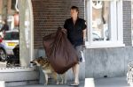 Amsterdam 10 mei 2008
Gijs Staverman met zijn hond in BMW cabrio en wandelend op straat met honden kussen