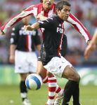 Eindhoven, 23 September 2007 Seizoen 2007/2008 Kompetitewedstrijd PSV-Feyenoord, eindstand 4-0
Giovanniv Bronckhorst in duel met Kenneth Perez