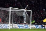 Eindhoven, 19 Maart 2008 Kompetitiewedstrijd PSV-AJAX, eindstand 0-0 
Seizoen 2007/2008
doelman Gomes bezig met zijn ritueel voor aanvang van de wedstrijd