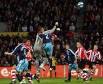 Eindhoven, 19 Maart 2008 Kompetitiewedstrijd PSV-AJAX, eindstand 0-0 
Seizoen 2007/2008
John Heitinga belaagt doelman Gomes