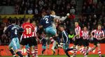 Eindhoven, 19 Maart 2008 Kompetitiewedstrijd PSV-AJAX, eindstand 0-0 
Seizoen 2007/2008
John Heitinga belaagt doelman Gomes