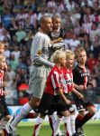 Eindhoven, 23 September 2007 Seizoen 2007/2008 Kompetitewedstrijd PSV-Feyenoord, eindstand 4-0
Gomes met zijn zoontje voor aanvang van de wedstrijd