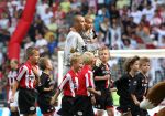 Eindhoven, 23 September 2007 Seizoen 2007/2008 Kompetitewedstrijd PSV-Feyenoord, eindstand 4-0
Gomes met zijn zoontje voor aanvang van de wedstrijd