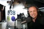 Schiphol Oost 2 november 2007
Gordon bij presentatie radio 538 met Jan Willem Bruggenwirth  en Kimberly Berkt en ......