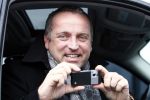Aalsmeer 5 februari 2009
Gordon maakt vanuit zijn auto een foto van mij met de aller nieuwste sony erisson met maar liefst 8.2 miljoen pixels.
Peter Smulders bv