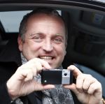 Aalsmeer 5 februari 2009
Gordon maakt vanuit zijn auto een foto van mij met de aller nieuwste sony erisson met maar liefst 8.2 miljoen pixels.
Peter Smulders bv