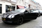 Amsterdam 29 maart 2008
Gordon met zijn bentley cabrio op de pc hooftstraat.
