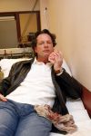 Amsterdam 12 november 2007
Guido den Aantrekker in het ziekenhuis nadat Daphne Deckers hem geslagen heeft. Guido nam net een slok van zijn champagne en het glas brak. Hij had een snee in zijn kin.
Peter Smulders bv
