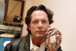 Amsterdam 12 november 2007
Guido den Aantrekker in het ziekenhuis nadat Daphne Deckers hem geslagen heeft. Guido nam net een slok van zijn champagne en het glas brak. Hij had een snee in zijn kin.