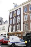 Hans Kazan met vrouw Wendy en kinderen in Amsterdam na thuiskomst van 