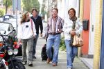 Hans Kazan met vrouw Wendy en kinderen in Amsterdam na thuiskomst van 