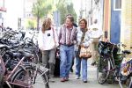 Hans Kazan met vrouw Wendy en kinderen in Amsterdam na thuiskomst van 