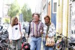 Hans Kazan met vrouw Wendy en kinderen in Amsterdam na thuiskomst van 