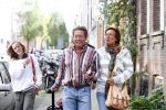 Hans Kazan met vrouw Wendy en kinderen in Amsterdam na thuiskomst van 