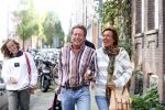 Hans Kazan met vrouw Wendy en kinderen in Amsterdam na thuiskomst van 