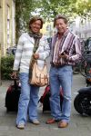 Hans Kazan met vrouw Wendy en kinderen in Amsterdam na thuiskomst van 
