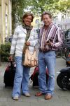 Hans Kazan met vrouw Wendy en kinderen in Amsterdam na thuiskomst van 