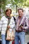 Hans Kazan met vrouw Wendy en kinderen in Amsterdam na thuiskomst van 
