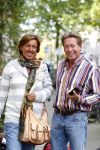 Hans Kazan met vrouw Wendy en kinderen in Amsterdam na thuiskomst van 