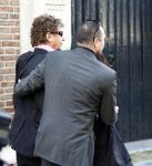 Hoorn 30 maart 2009
Hans v Hemert in gesprek met de politie na weigeren bij begrafenis van Martin Brozius.