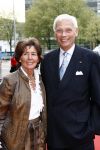 Utrecht 28 april 2009
Pieter v Vollenhoven viert zijn 70e verjaardag in het Beatrix theater in Utrecht. Hans v d Broek met zijn vrouw
Peter Smulders bv
