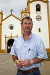 Praia da luz 3 mei 2008
Vandaag was het precies 1 jaar geleden dat Madeleine Mc Cann verdwenen is.  Ze sliepen toen in hotel ocean Club. Op deze dag was er een herdenkingsdiens in de kerk van het dorp. Familie, Michael Wright Sandy Cameron   waren aanwezig. Er waren veel cameraploegen en fotograven aanwezig. Pastoor Haynes Hubert leidde de dienst
Peter Smulders bv