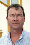 Praia da luz 3 mei 2008
Vandaag was het precies 1 jaar geleden dat Madeleine Mc Cann verdwenen is.  Ze sliepen toen in hotel ocean Club. Op deze dag was er een herdenkingsdiens in de kerk van het dorp. Familie, Michael Wright Sandy Cameron   waren aanwezig. Er waren veel cameraploegen en fotograven aanwezig. Pastoor Haynes Hubert leidde de dienst
Peter Smulders bv