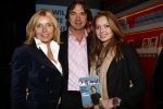 Amsterdam 15 februari 2008
Presentatie boek Hein Vergeer  in de ijsbar in amsterdam. Jack v Gelder en Erica Terpstra ontvangen het eerste boek. Hdein Vergeer met vrouw en dochter
Peter Smulders bv