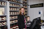 Edam 4 april 2008
Frank de Boer opent samen met zijn vrouw Helen een woonwinkel in Edam. 
Zijn 3 kinderen zijn er natuurlijk ook bij.