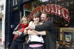 Amsterdam 4 oktober 2007
Henk Schiffmacher met zijn dochter en vrouw voor de tatoo shop van zijn dochter
