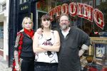 Amsterdam 4 oktober 2007
Henk Schiffmacher met zijn dochter en vrouw voor de tatoo shop van zijn dochter